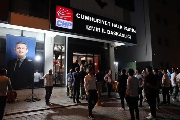 Mutlak Butlan Sonrası CHP'de Sular Durulmuyor! İzmir'de İl Başkanlığı Binasında Arbede